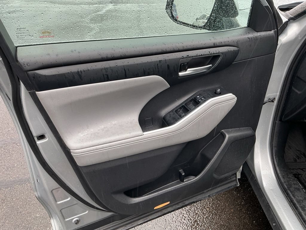 Used 2020 Toyota Highlander XLE AWD/4WD image 16