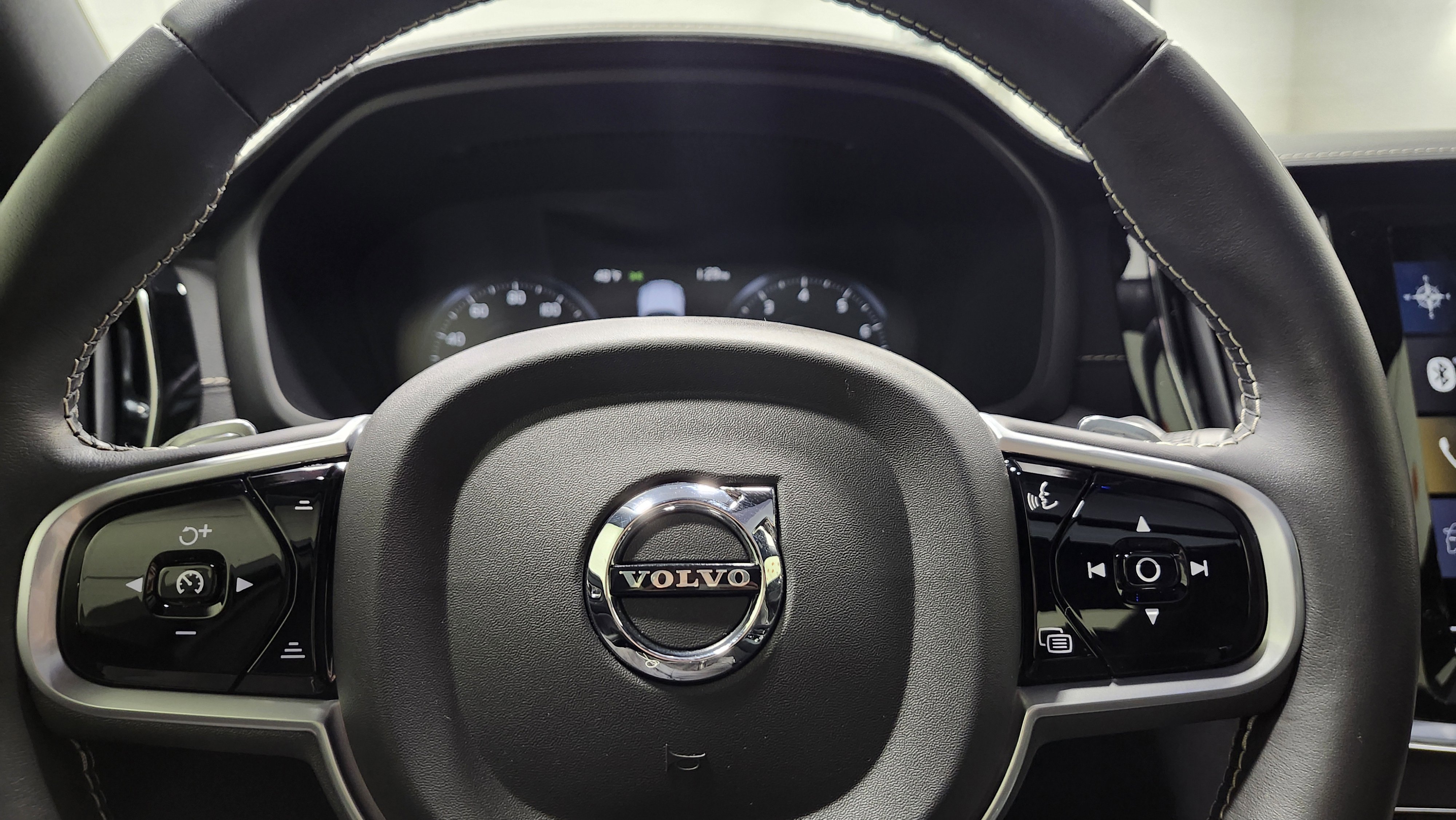 Used 2020 Volvo S60 T6 R-Design image 30