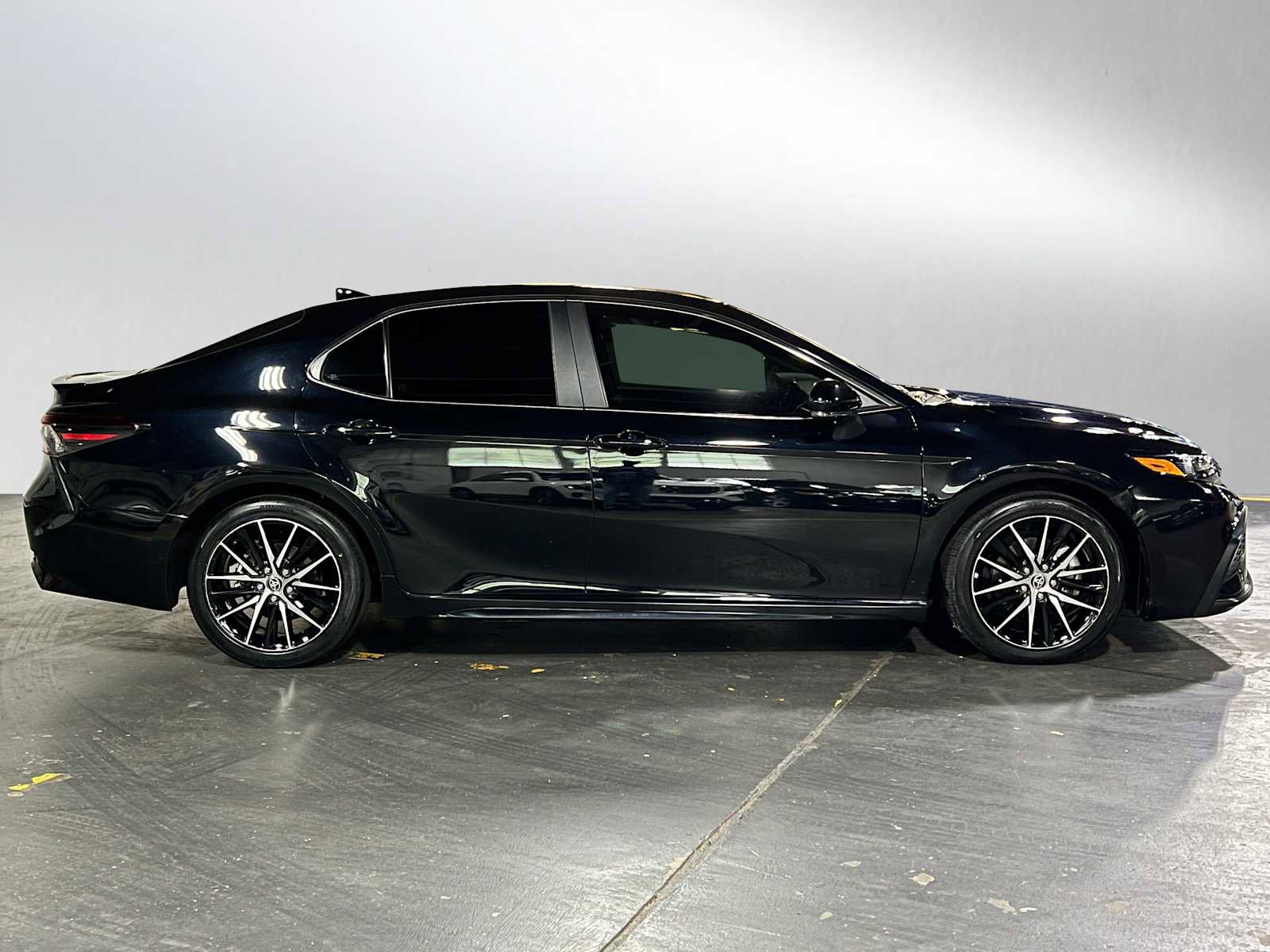 Used 2024 Toyota Camry SE FWD image 2