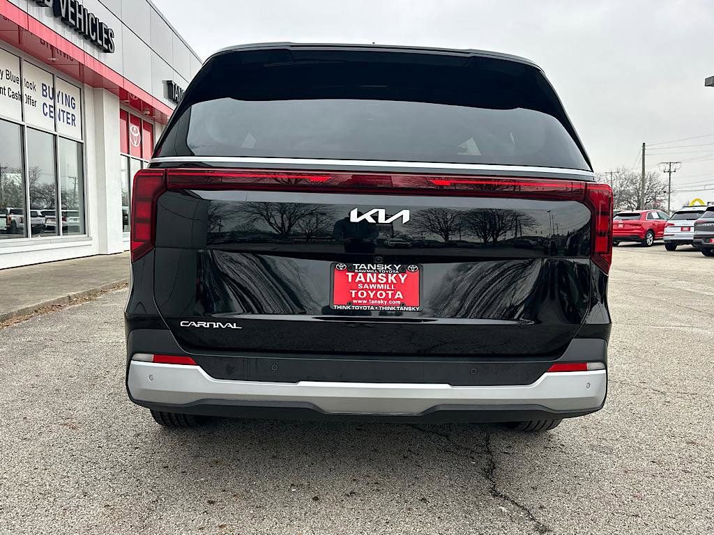 Used 2025 Kia Carnival EX image 4