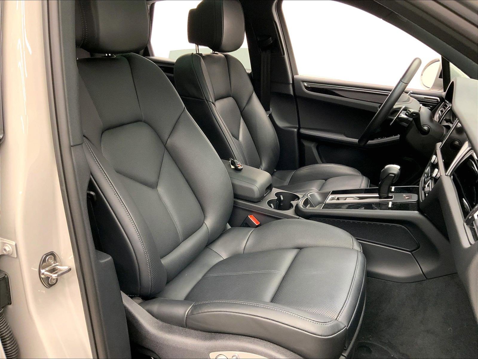 Certified 2025 Porsche Macan image 19