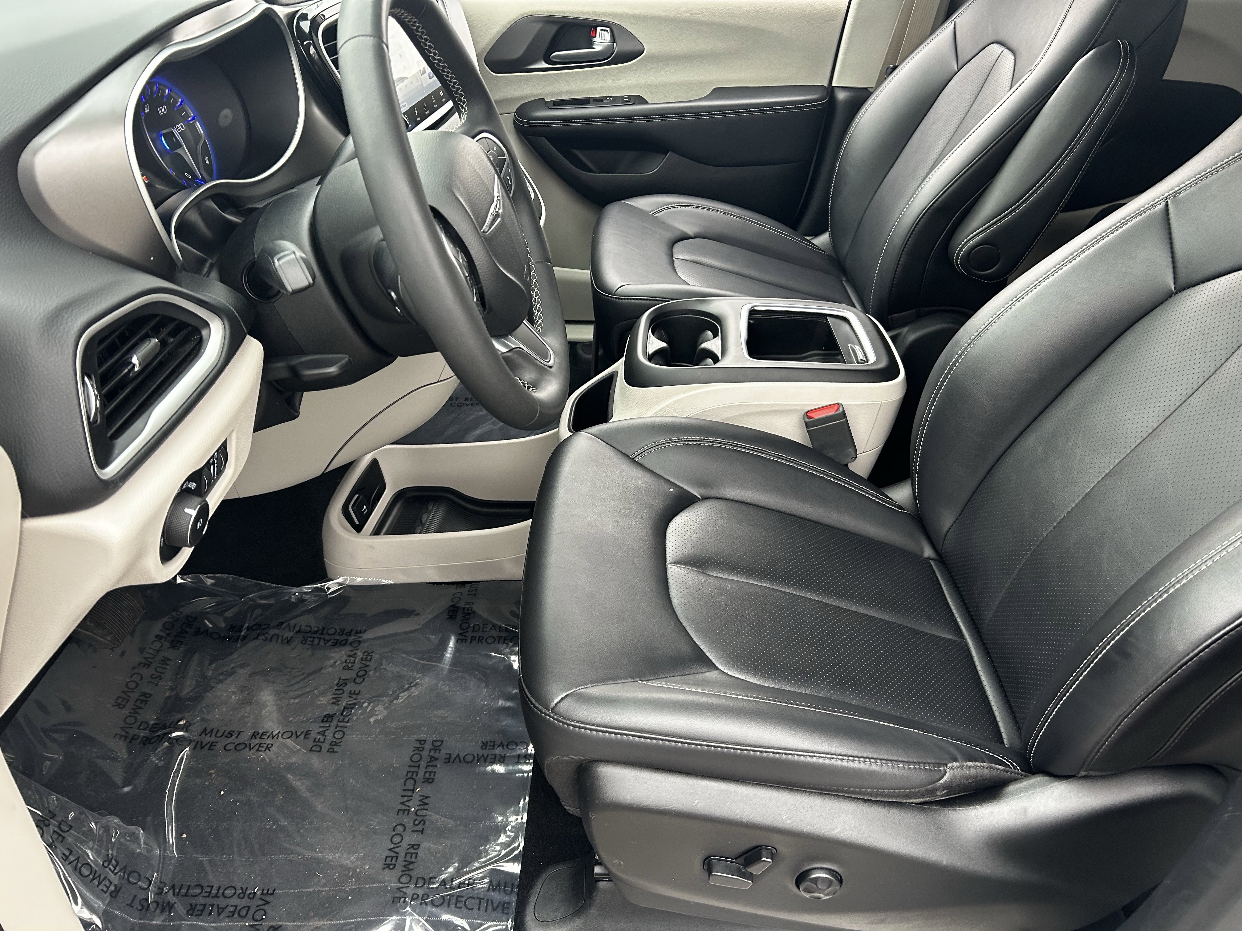 Certified 2024 Chrysler Pacifica Touring-L image 18