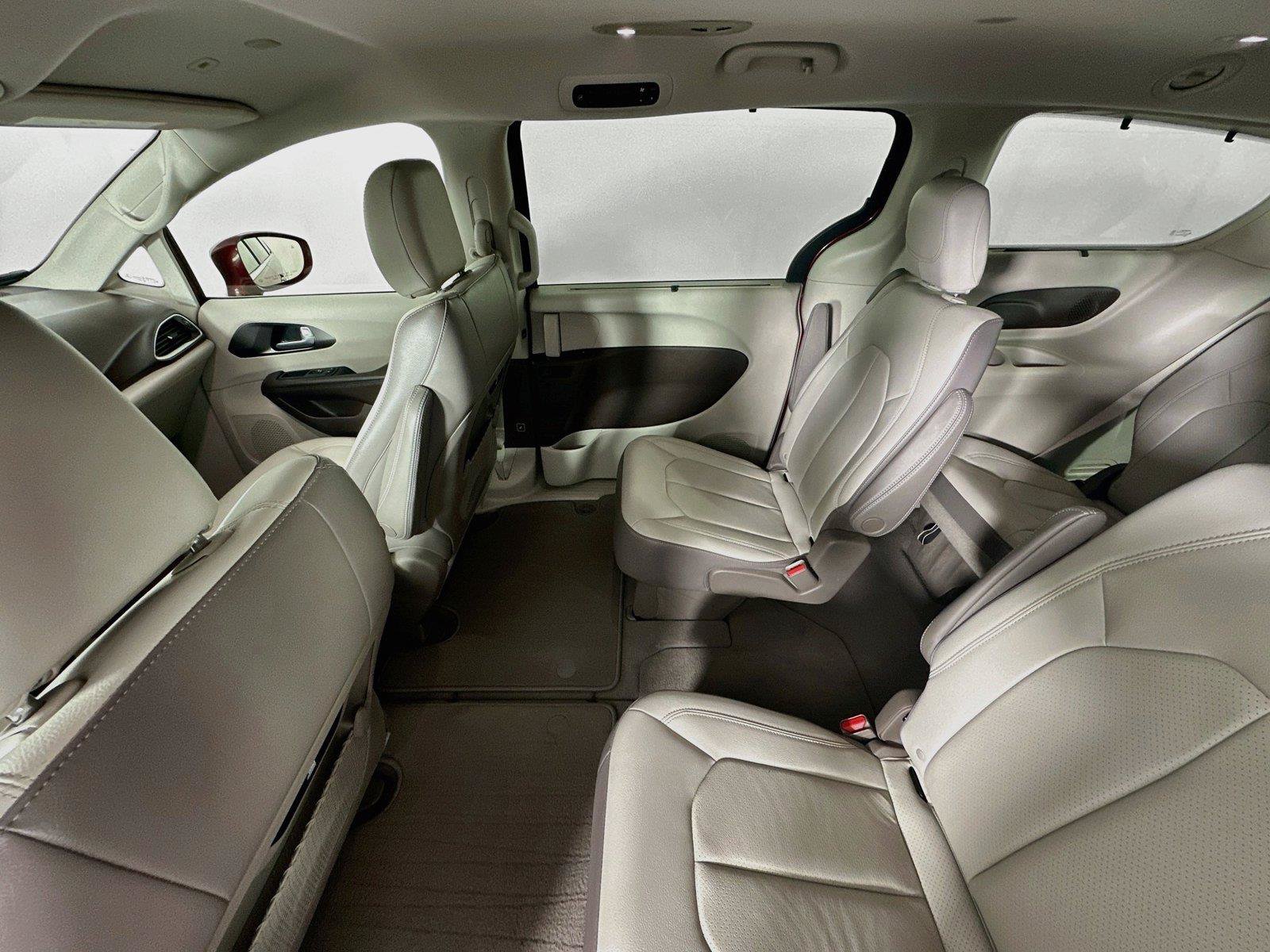 Used 2018 Chrysler Pacifica Touring-L w/ Advanced Safetytec Group FWD image 11