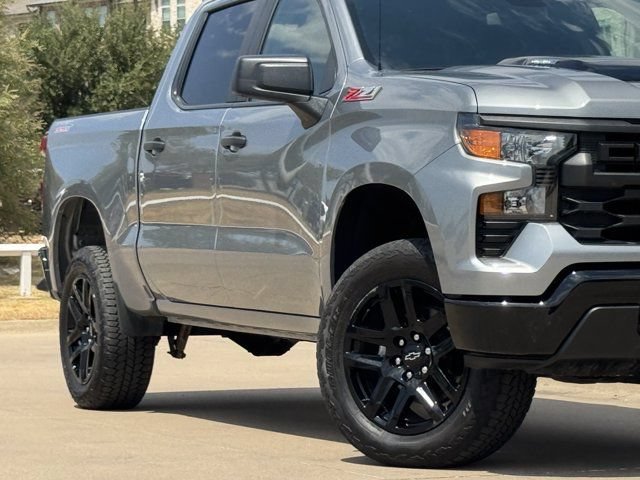 Used 2025 Chevrolet Silverado 1500 Custom Trail Boss w/ Turbomax Blackout Package AWD/4WD image 3