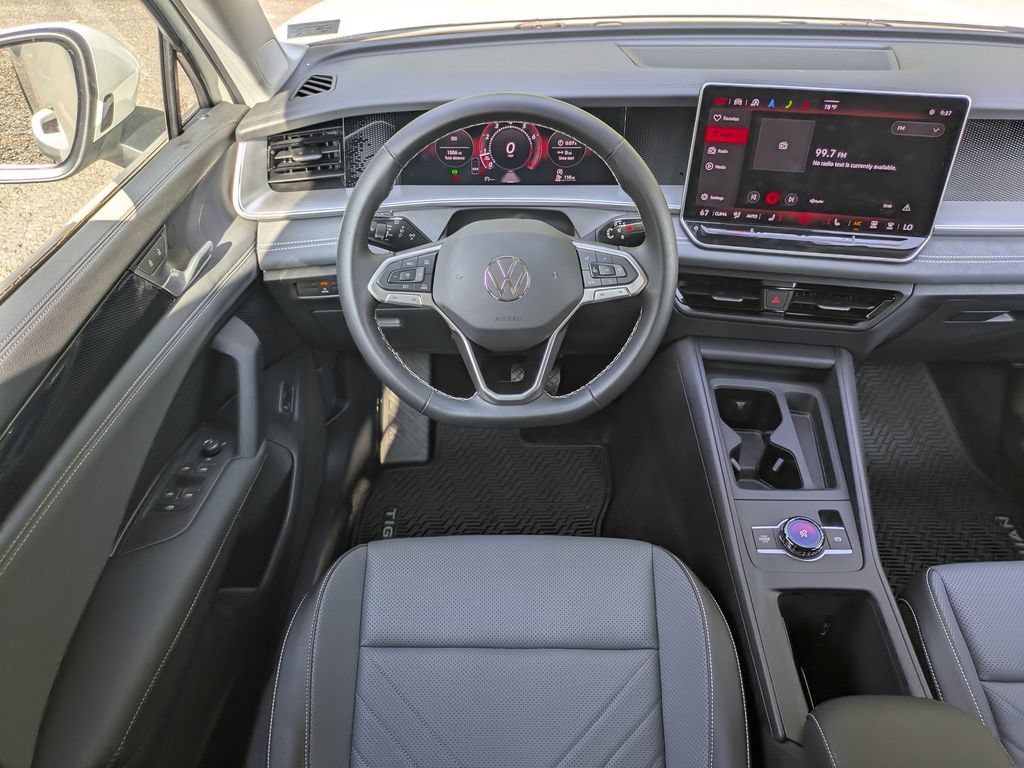 Certified 2025 Volkswagen Tiguan SE FWD image 16