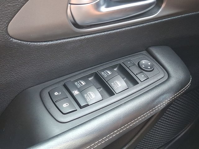 Used 2025 Chrysler Pacifica Select FWD image 24