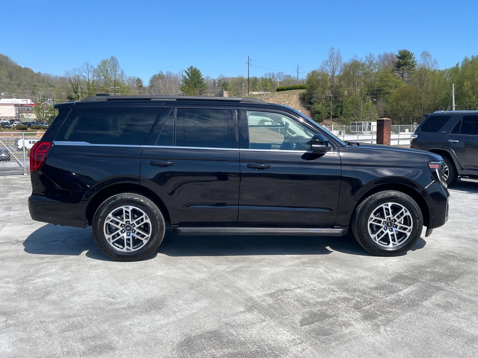 Certified 2025 Ford Expedition Active AWD/4WD image 2