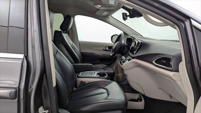 Used 2023 Chrysler Pacifica Touring-L FWD image 21