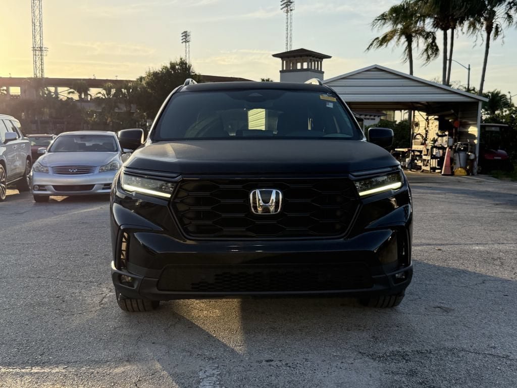 Used 2025 Honda Pilot Sport image 3