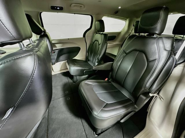 Used 2023 Chrysler Pacifica Touring-L FWD image 21