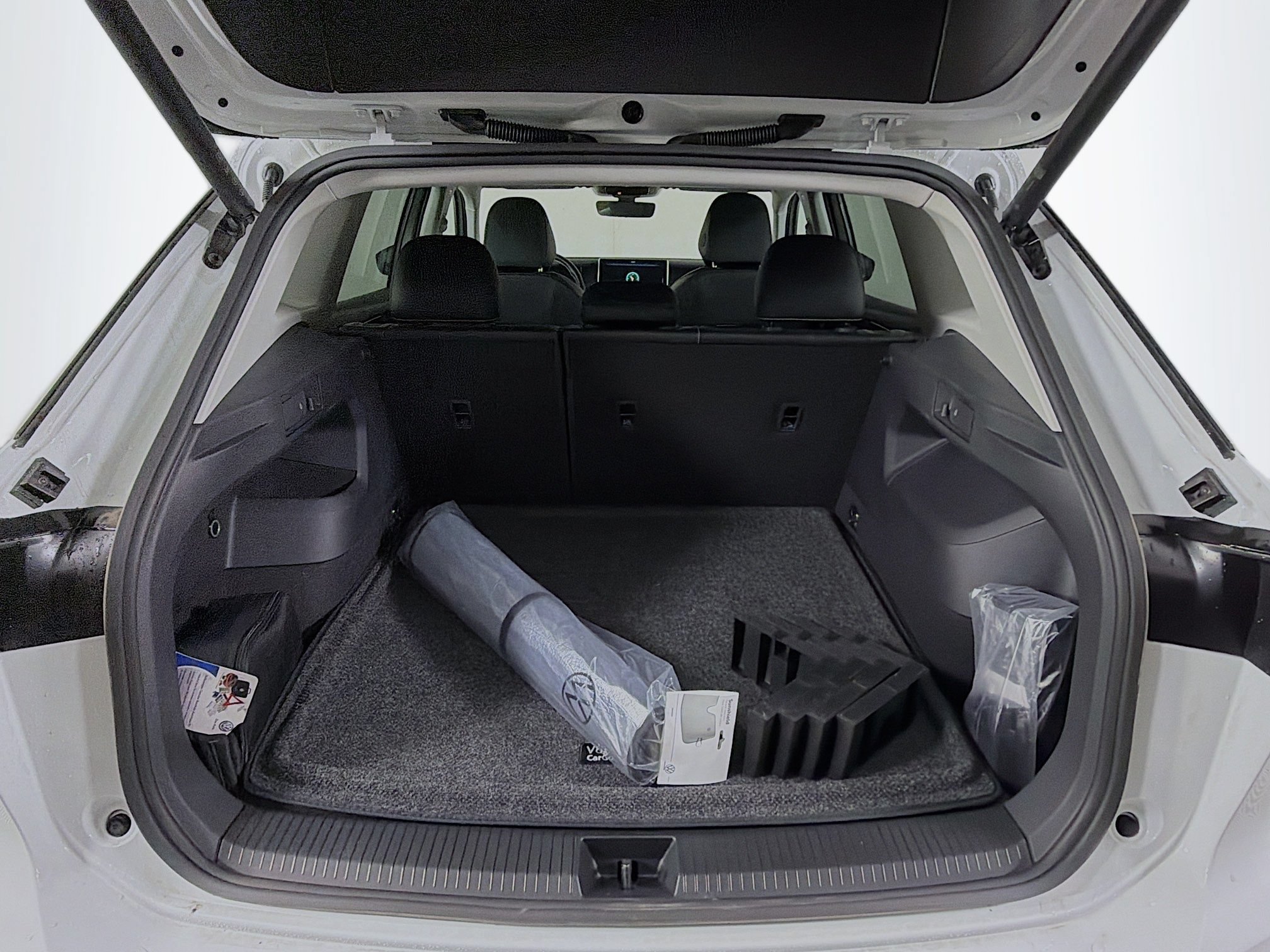 Used 2025 Volkswagen Tiguan SE FWD image 24