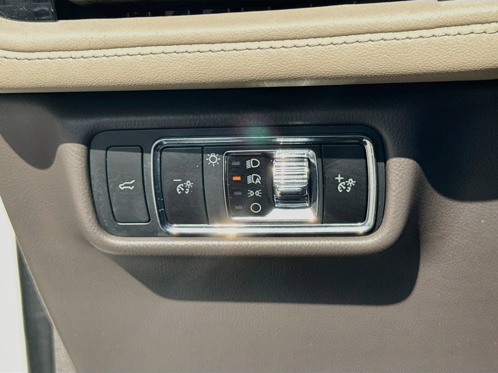 Used 2023 Lincoln Aviator 2WD w/ Premium Package image 37