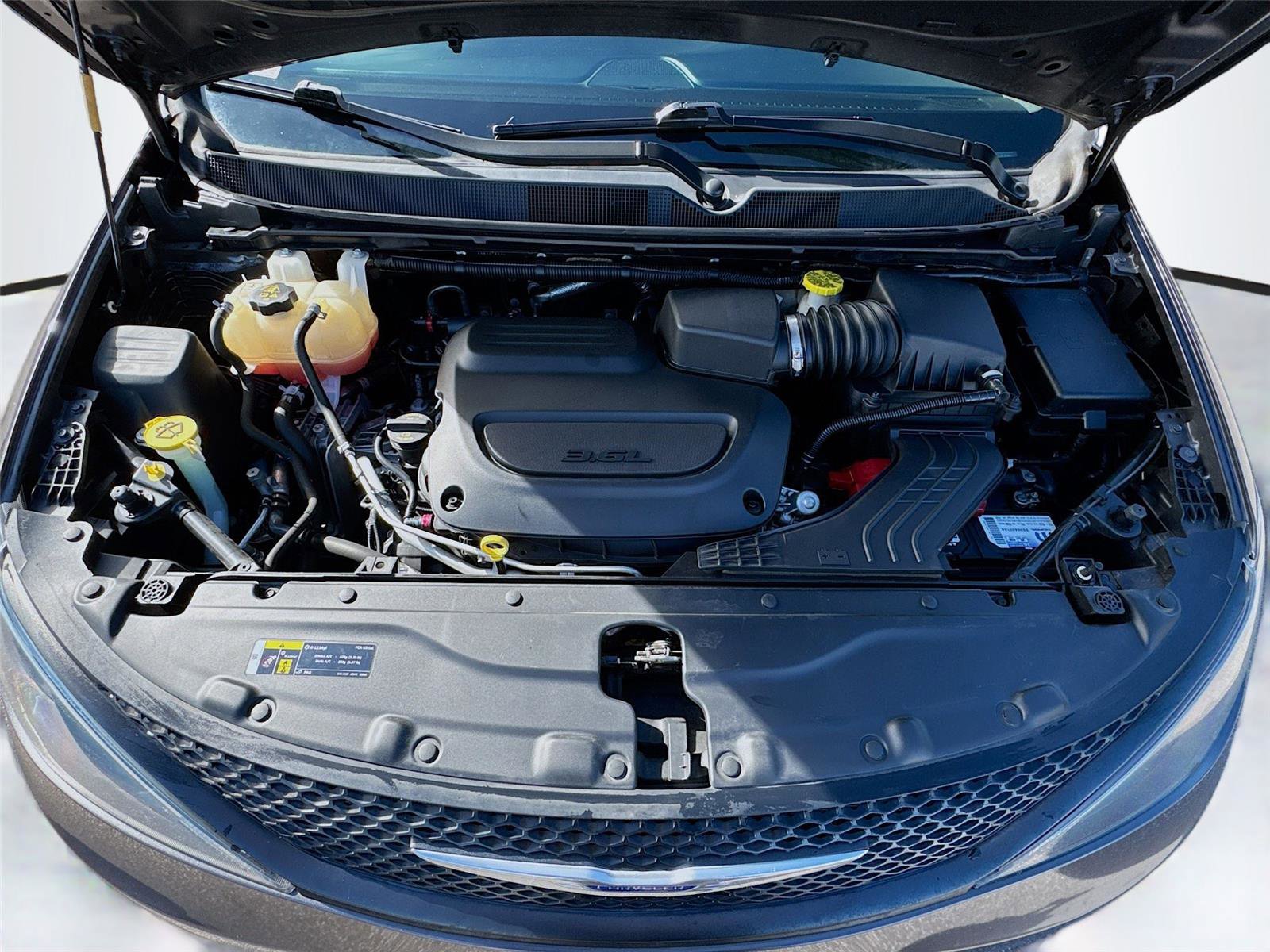 Used 2020 Chrysler Voyager L image 27