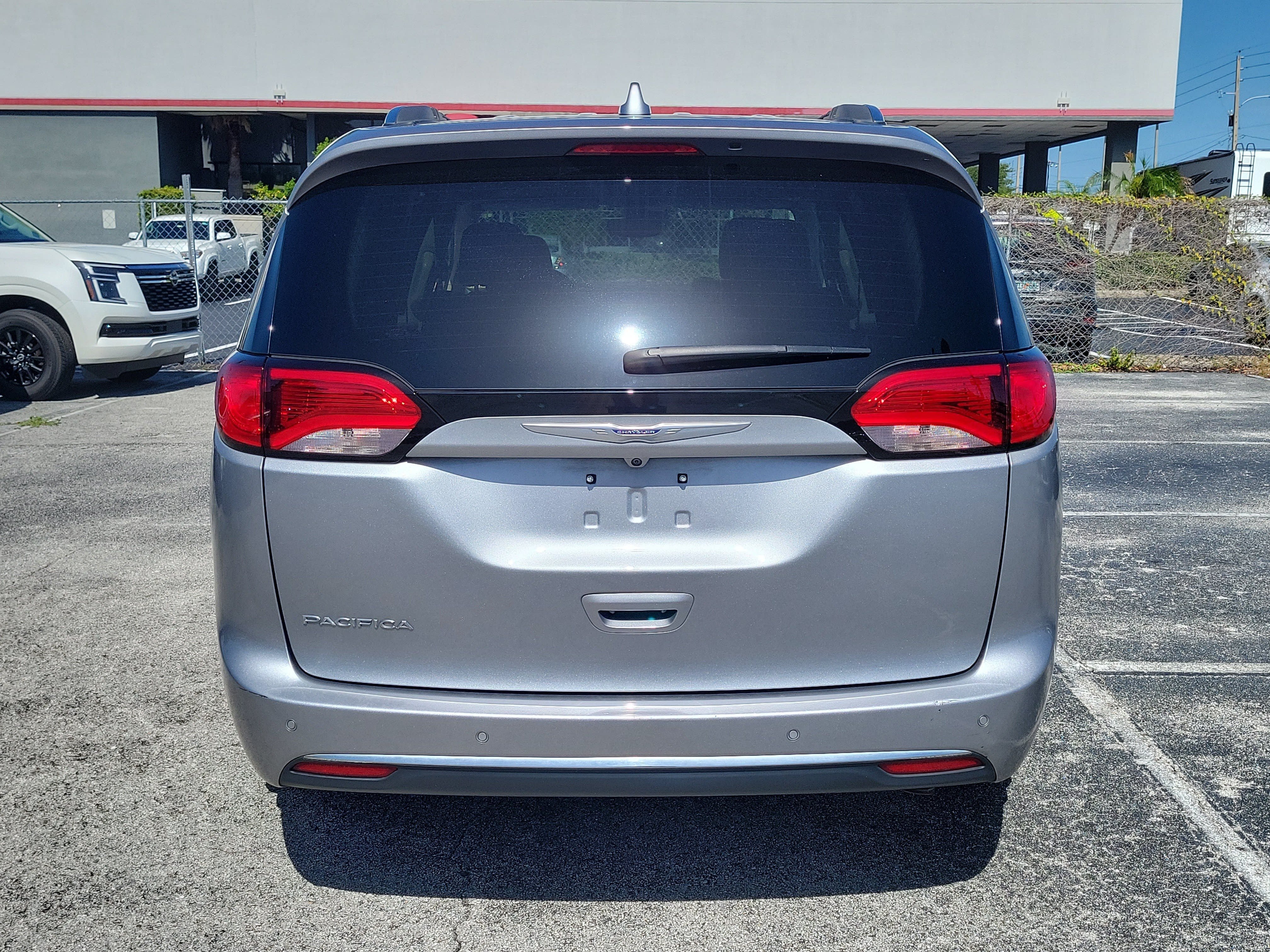 Used 2020 Chrysler Pacifica Touring-L Plus w/ Advanced Safetytec Group FWD image 6