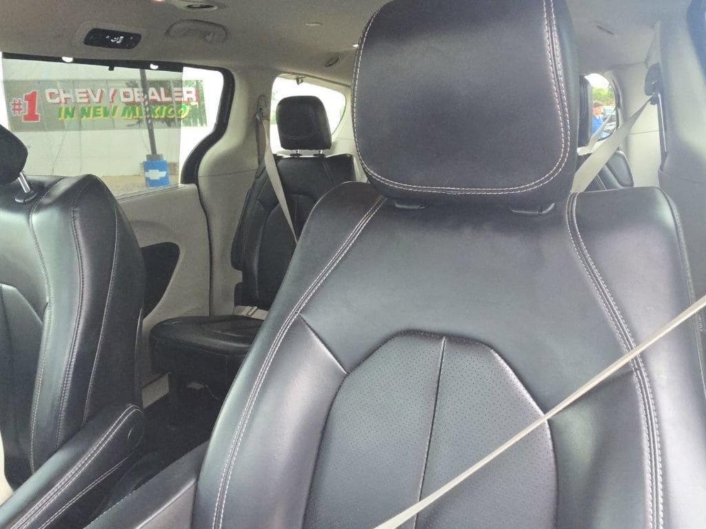 Used 2023 Chrysler Pacifica Touring-L FWD image 14
