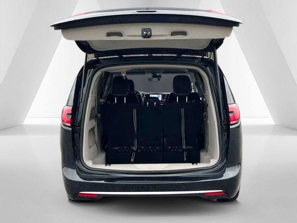 Used 2023 Chrysler Pacifica Touring-L image 7