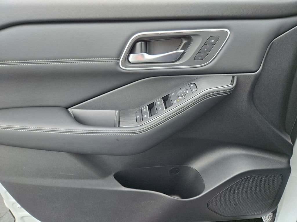 New 2026 Nissan Rogue Platinum image 11