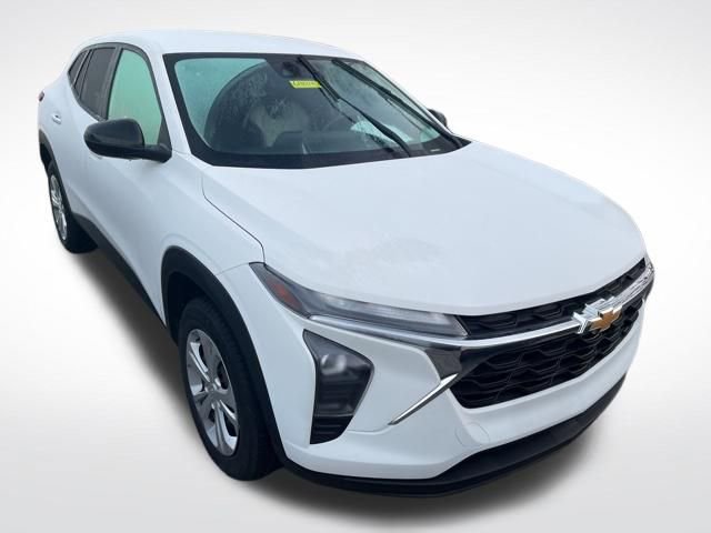 Used 2024 Chevrolet Trax LS image 1