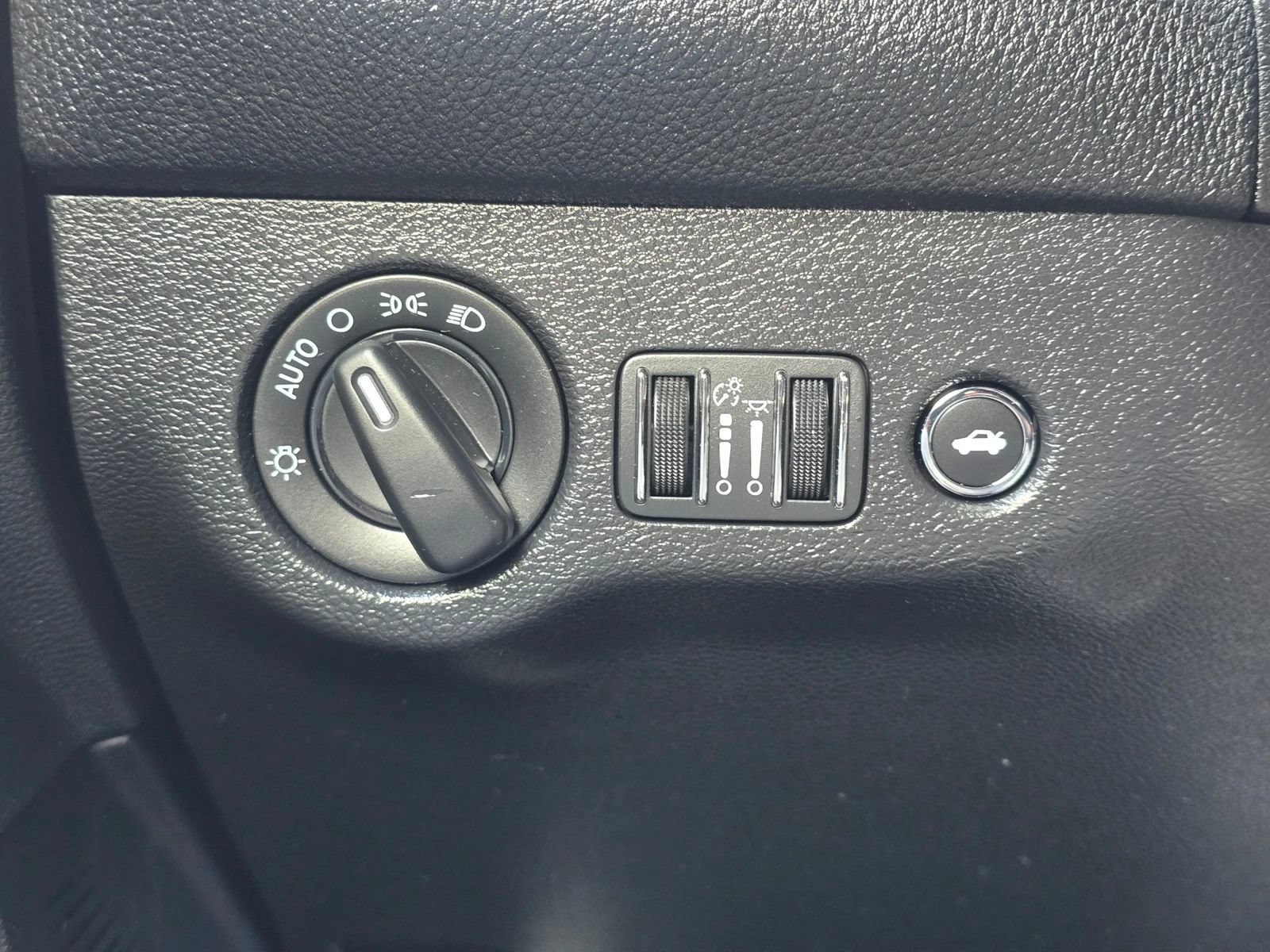 Used 2020 Dodge Challenger SXT RWD image 29