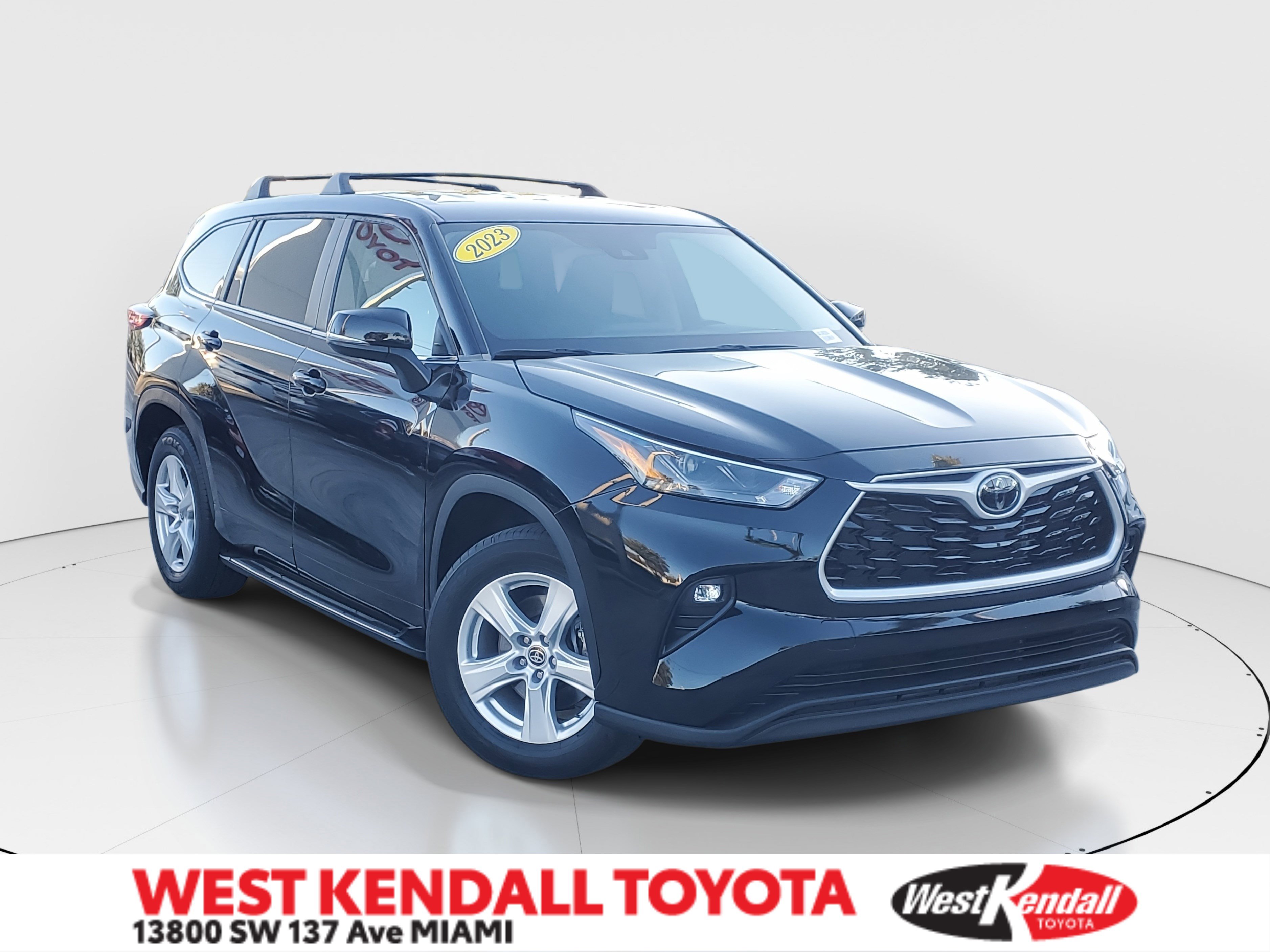 Used 2023 Toyota Highlander LE image 1