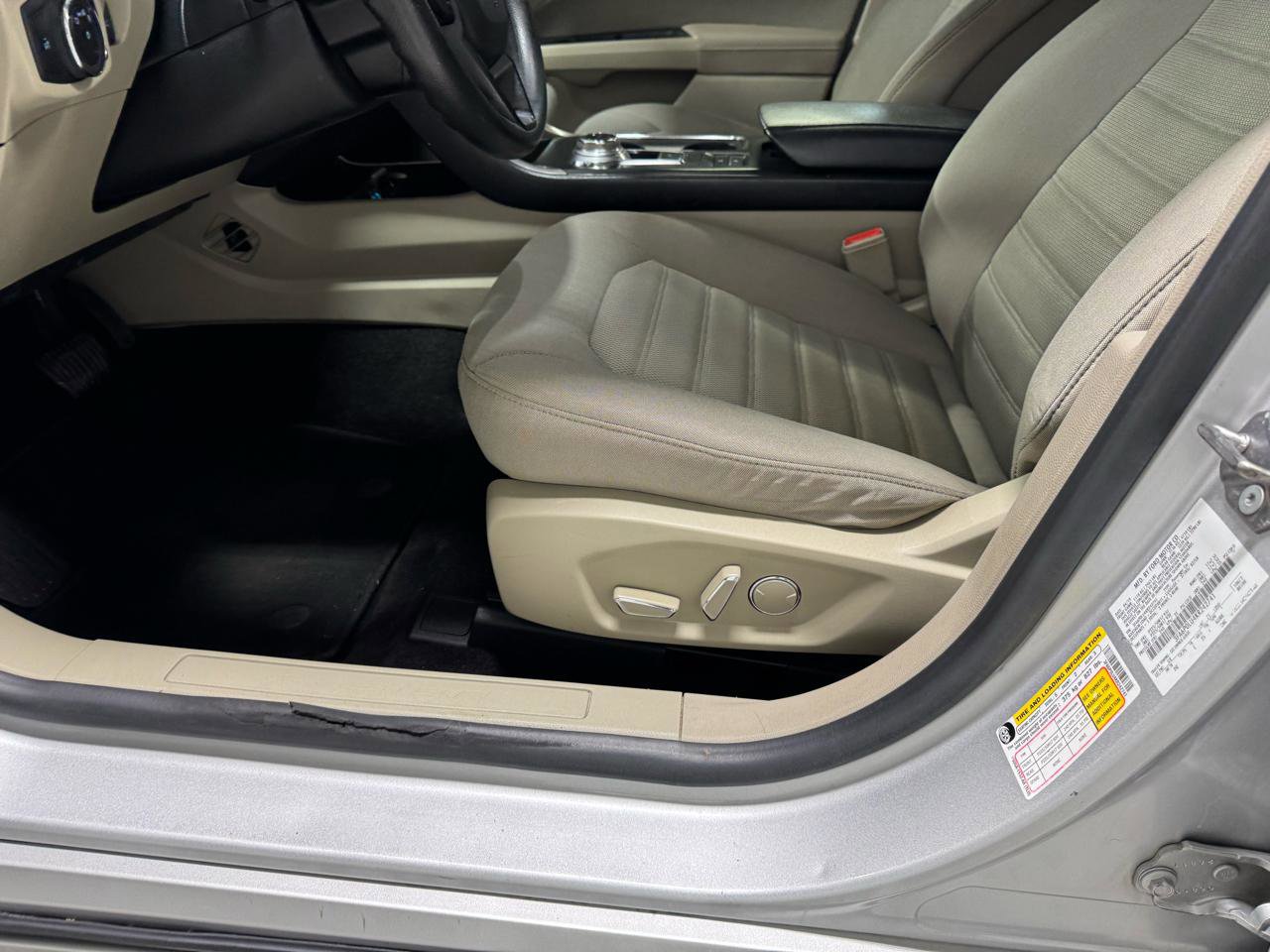 Used 2019 Ford Fusion SE image 14