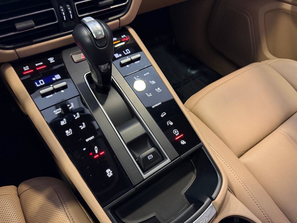 Certified 2023 Porsche Macan AWD/4WD image 18