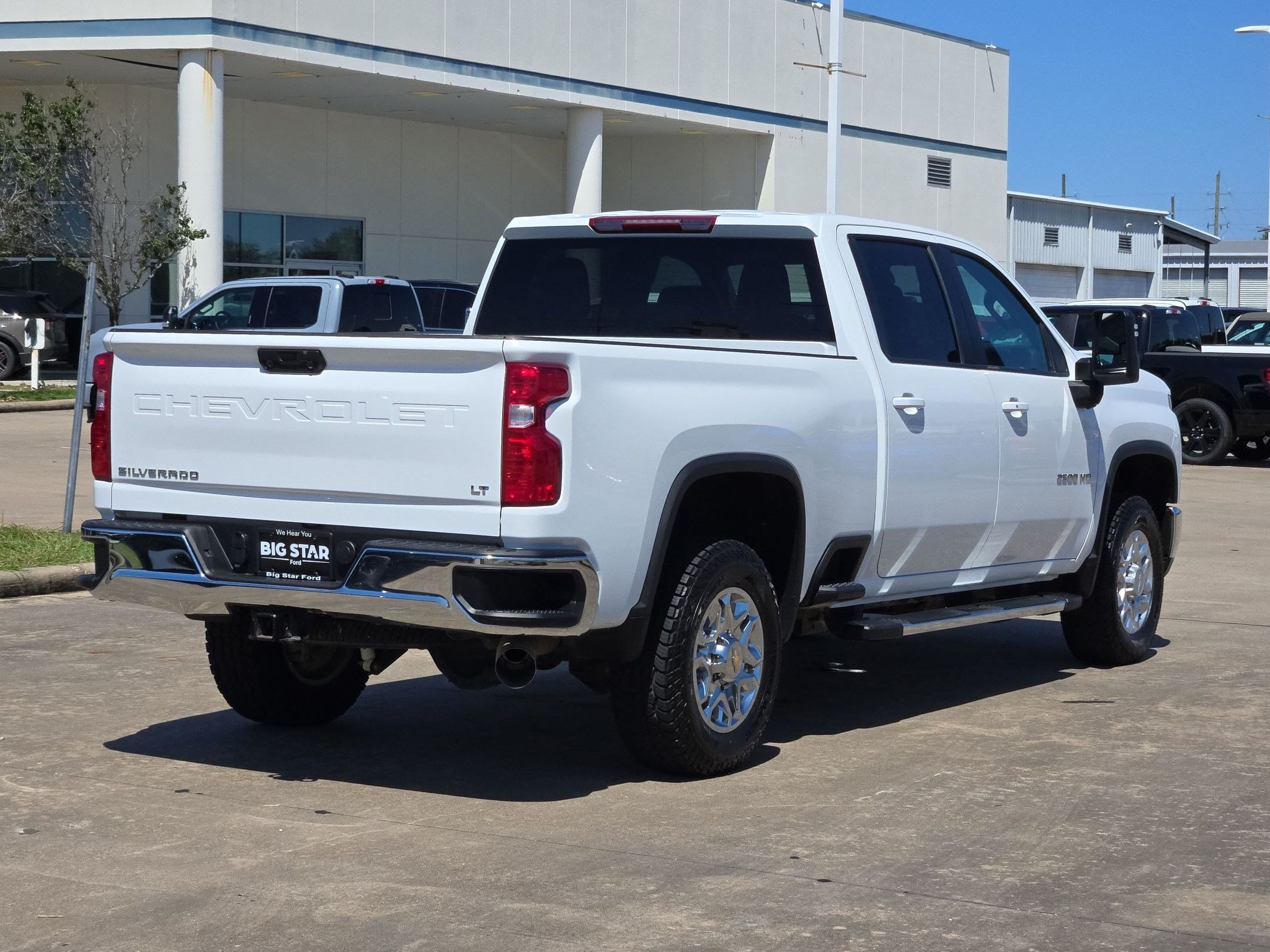 Used 2025 Chevrolet Silverado 2500 LT AWD/4WD image 3