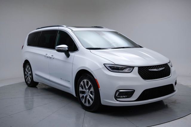Used 2025 Chrysler Pacifica Pinnacle image 7