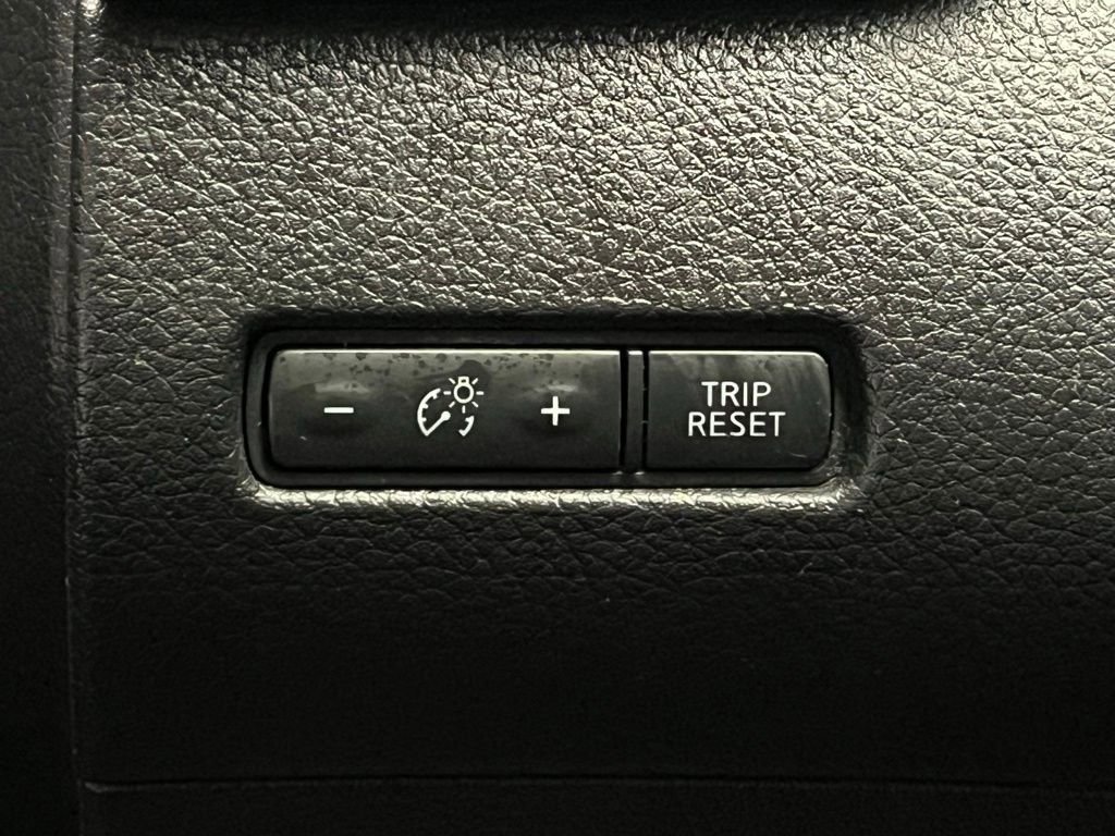 Used 2020 Nissan Rogue SV FWD image 14