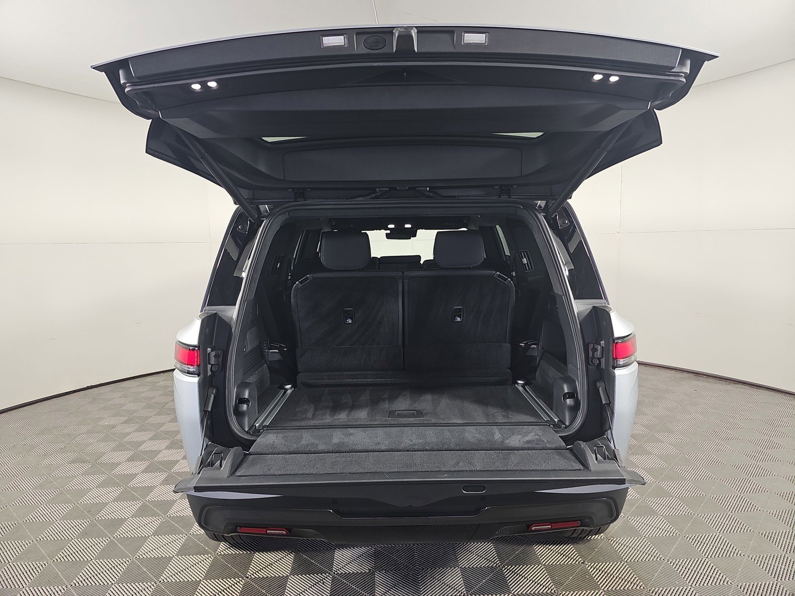 Used 2025 Rivian R1S Adventure image 15