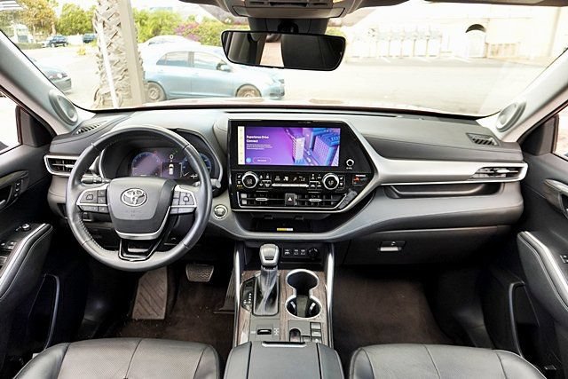 Used 2023 Toyota Highlander Limited FWD image 30