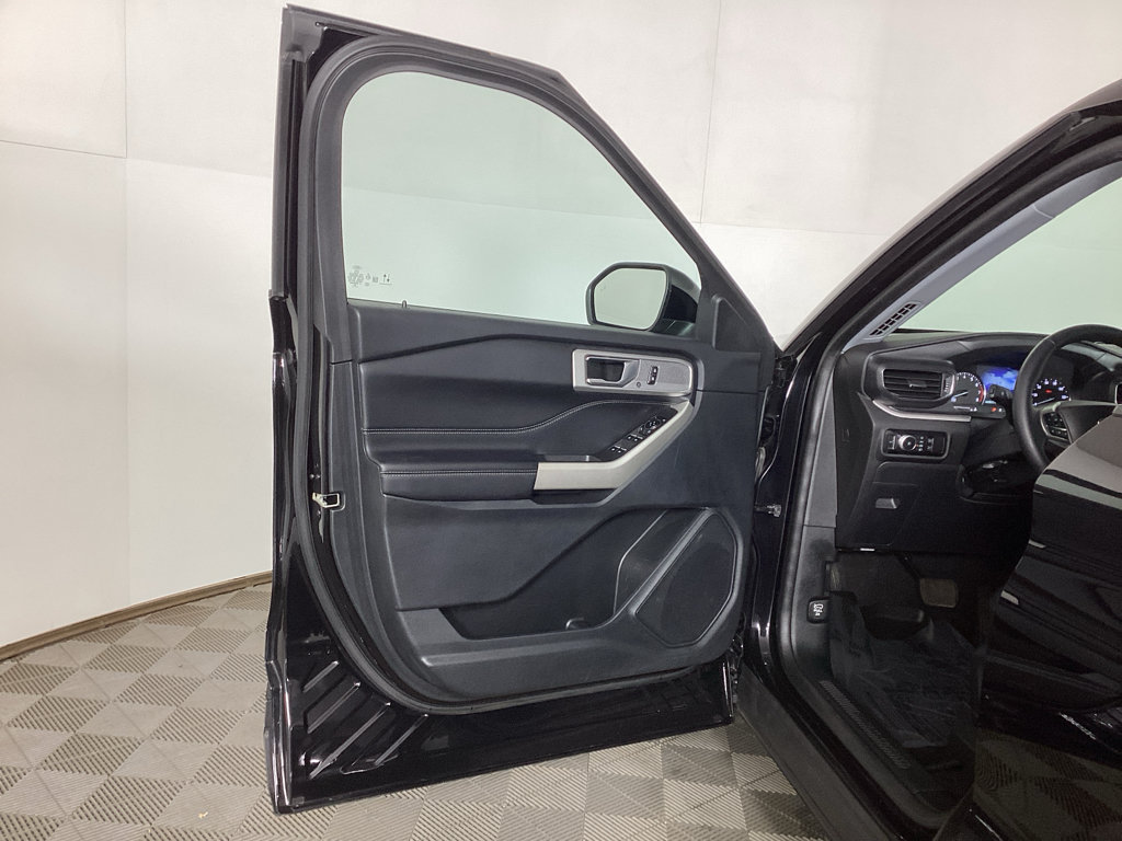 Used 2023 Ford Explorer XLT w/ Equipment Group 202A AWD/4WD image 16