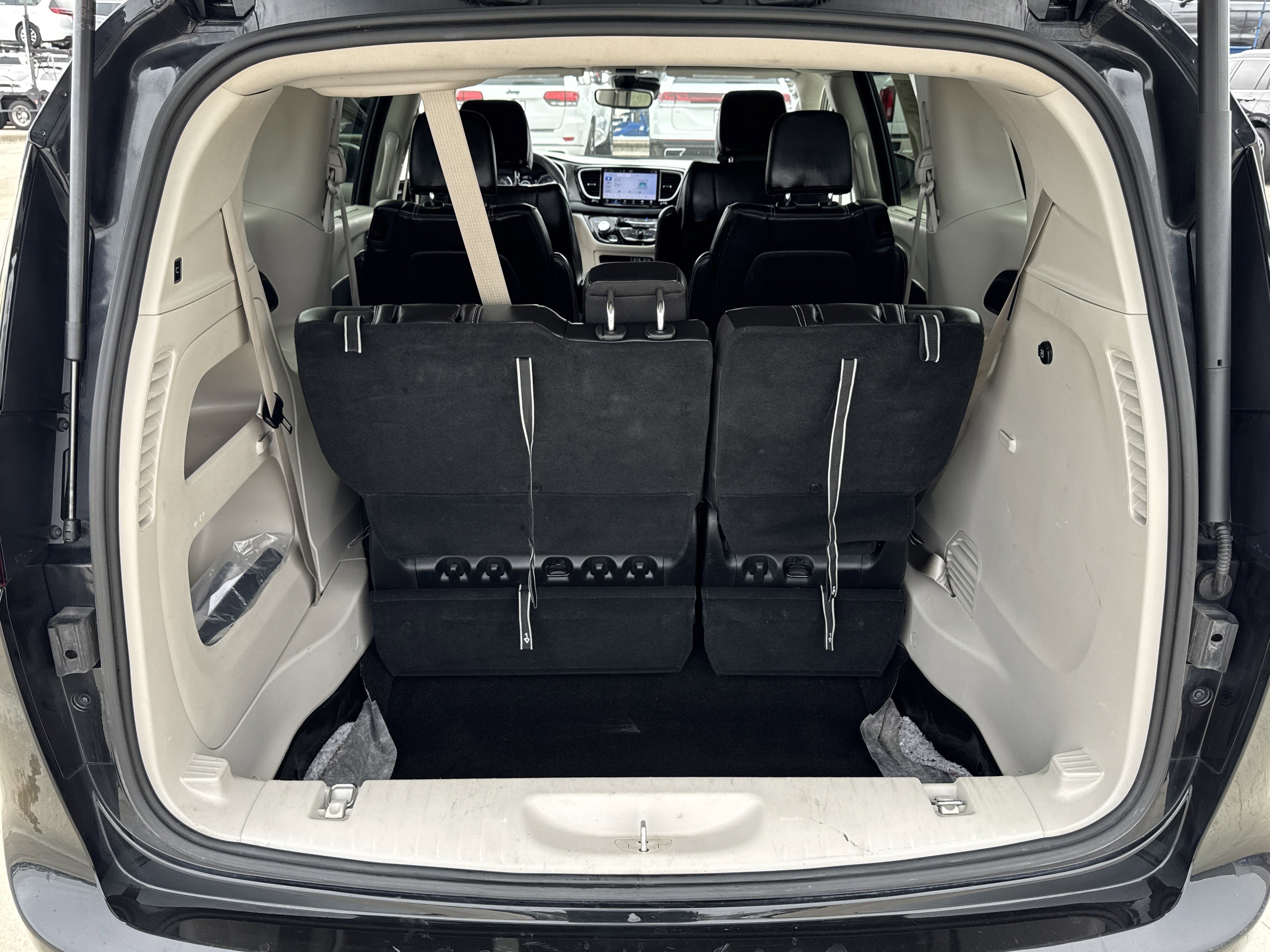 Used 2023 Chrysler Pacifica Touring-L image 38