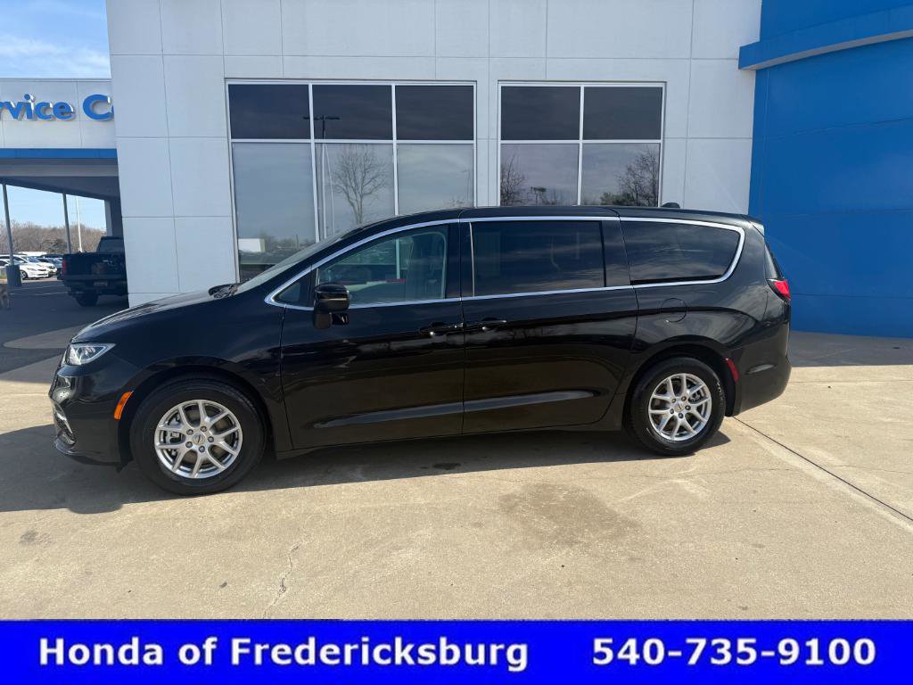 Used 2023 Chrysler Pacifica Touring-L