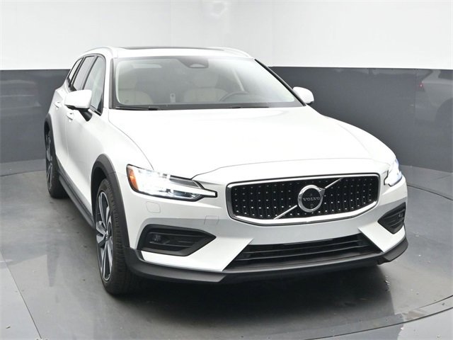 Used 2024 Volvo V60 B5 Cross Country Plus image 2
