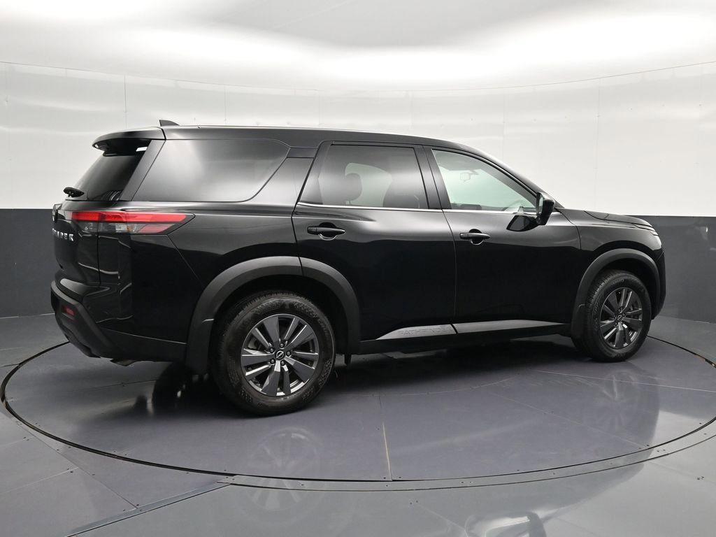 Used 2024 Nissan Pathfinder S image 3
