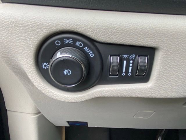 Used 2023 Chrysler Pacifica Limited image 15