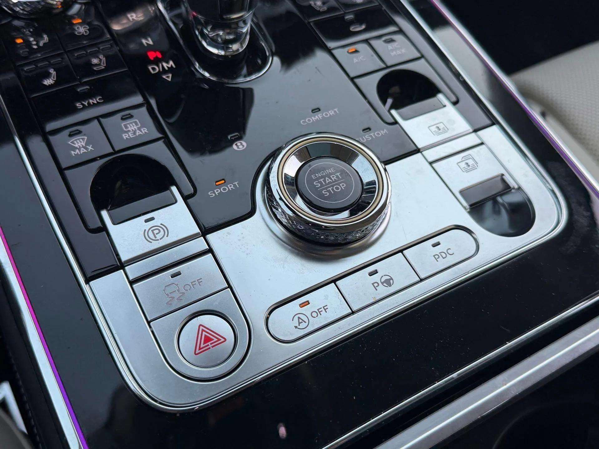 Used 2024 Bentley Flying Spur V8 image 30