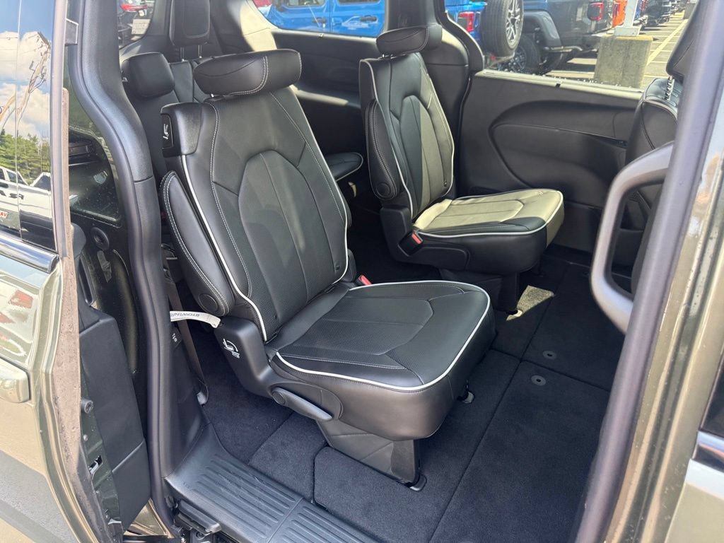 New 2027 Chrysler Pacifica Limited FWD image 53