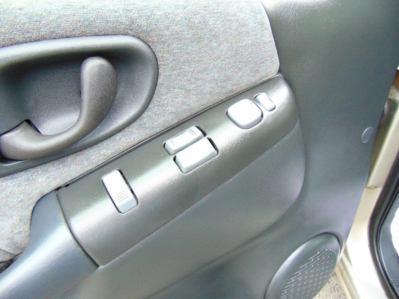 Used 2002 Chevrolet Blazer LS w/ Preferred Equipment Group image 8