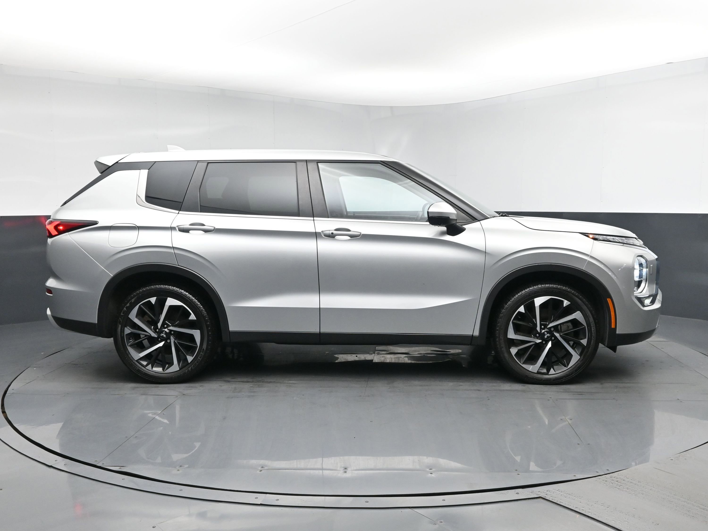 Used 2022 Mitsubishi Outlander SE image 3