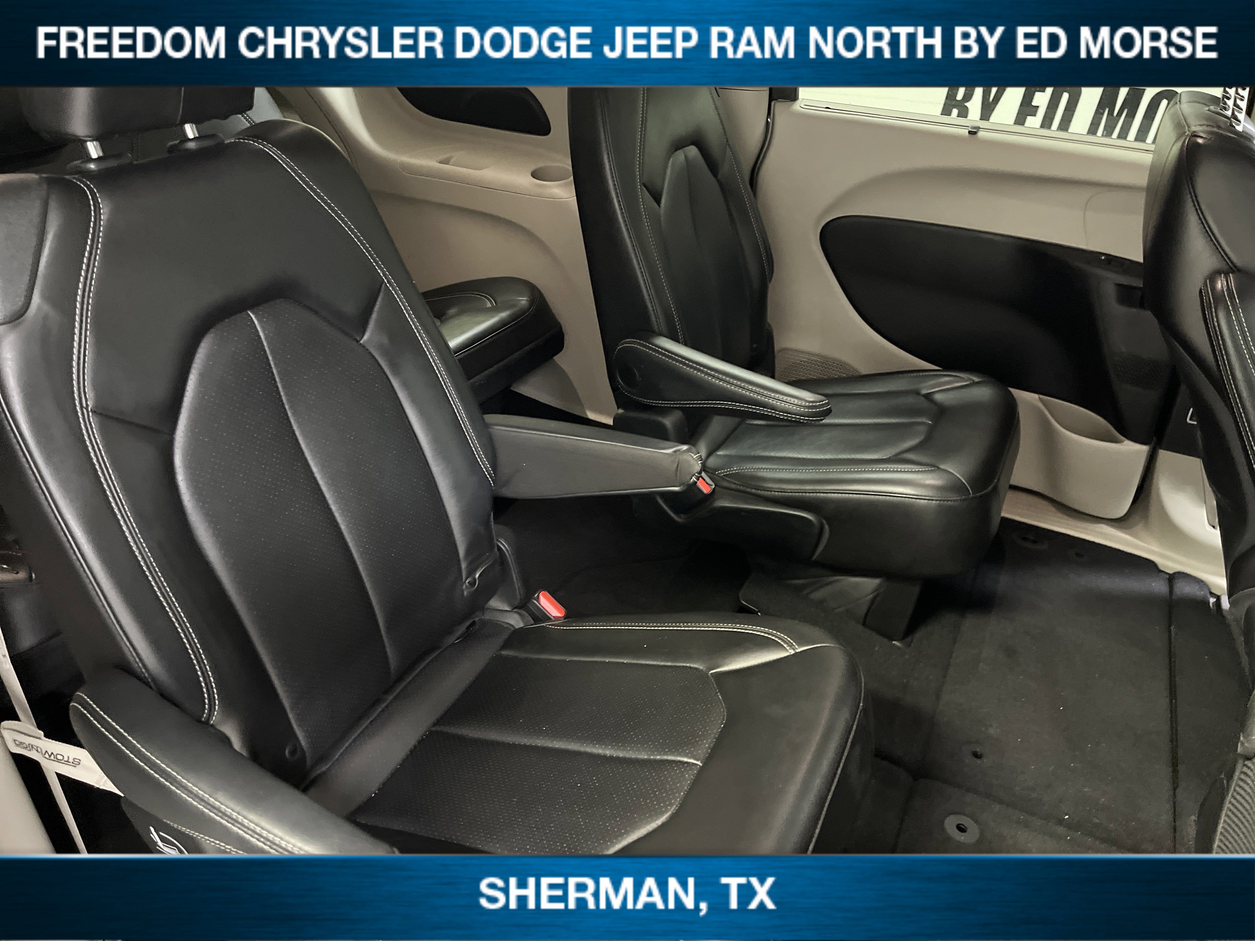 Used 2023 Chrysler Pacifica Touring-L image 11