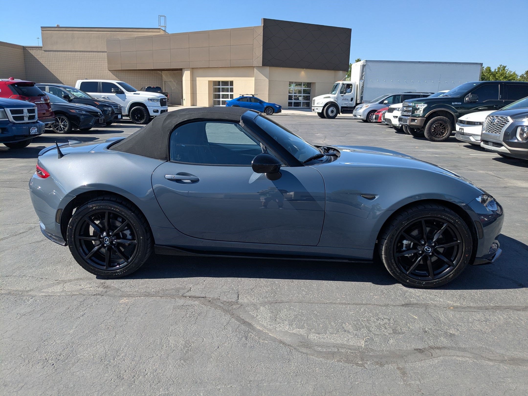 Used 2021 MAZDA MX-5 Miata Club w/ Appearance Package RWD image 2