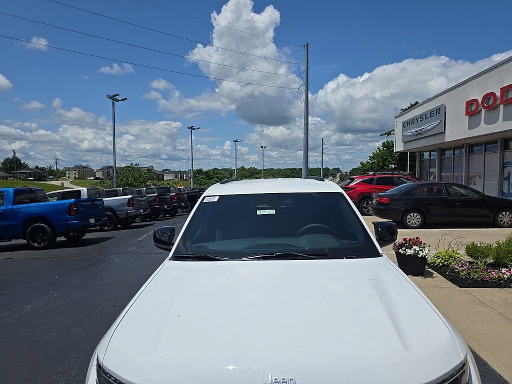 New 2025 Jeep Grand Cherokee Laredo w/ Luxury Tech Group I image 5
