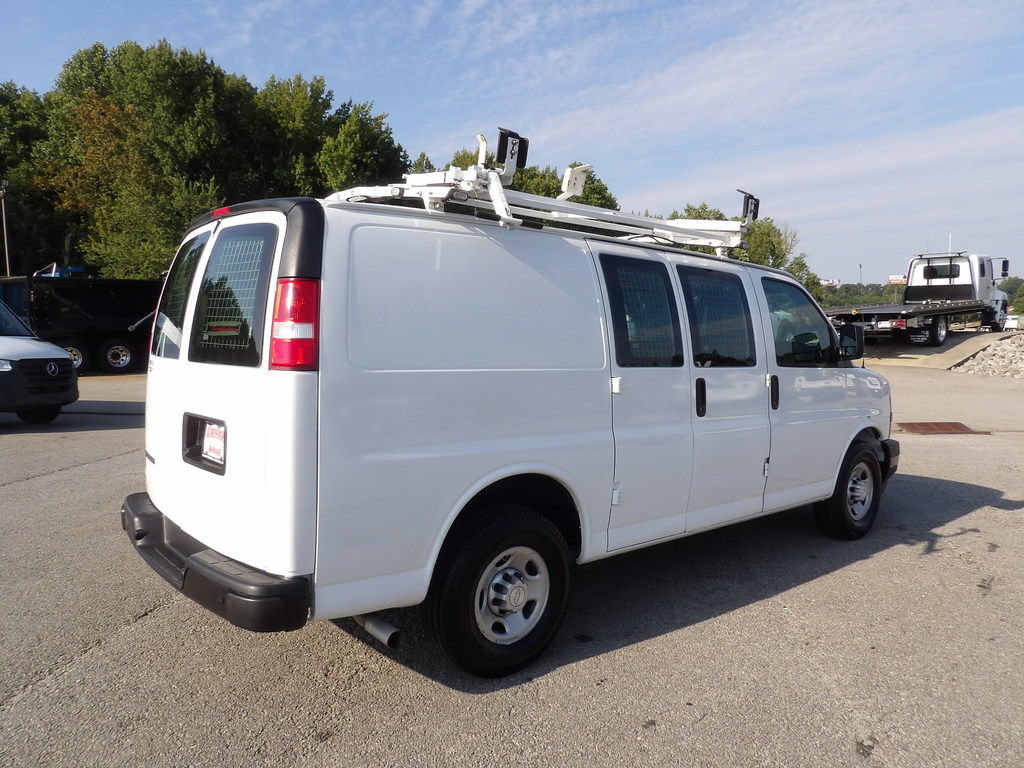 Used 2018 Chevrolet Express 2500 w/ Driver Convenience Package RWD image 8