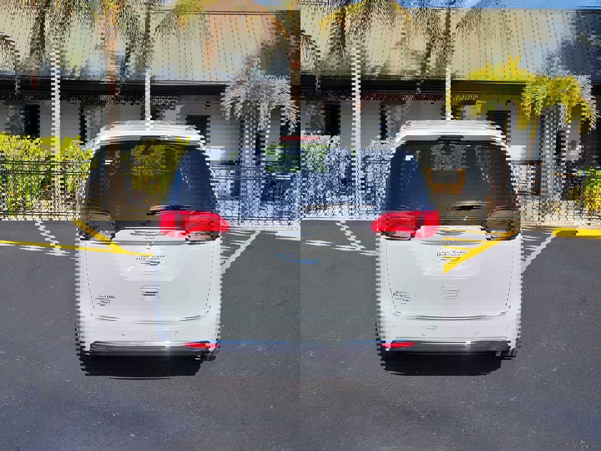 Used 2020 Chrysler Pacifica Touring w/ Tire & Wheel Group image 7