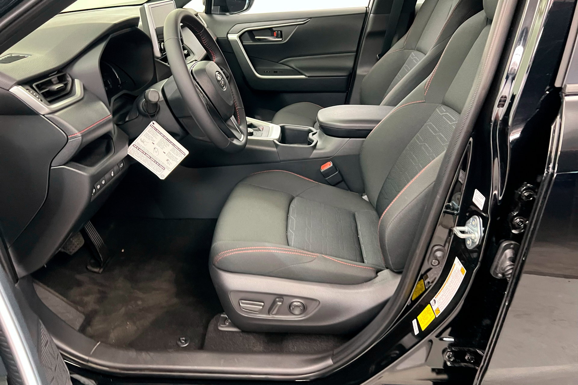 Used 2025 Toyota RAV4 SE w/ Weather & Moonroof Package image 16