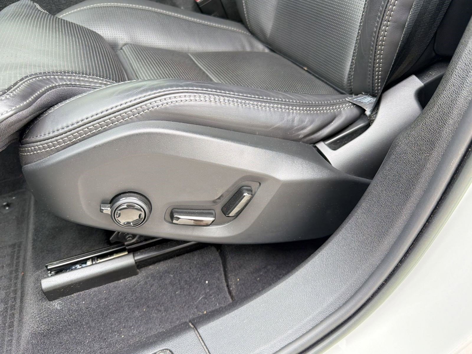 Certified 2023 Volvo XC60 B5 Ultimate w/ Climate Package image 13