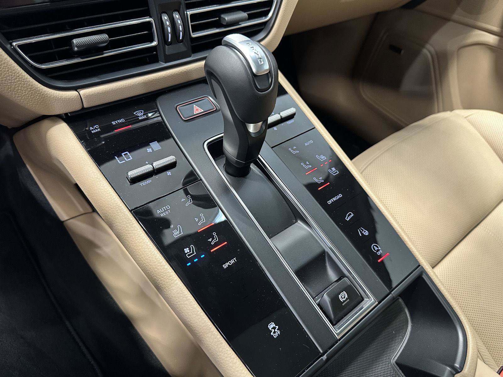 Certified 2025 Porsche Macan AWD/4WD image 31