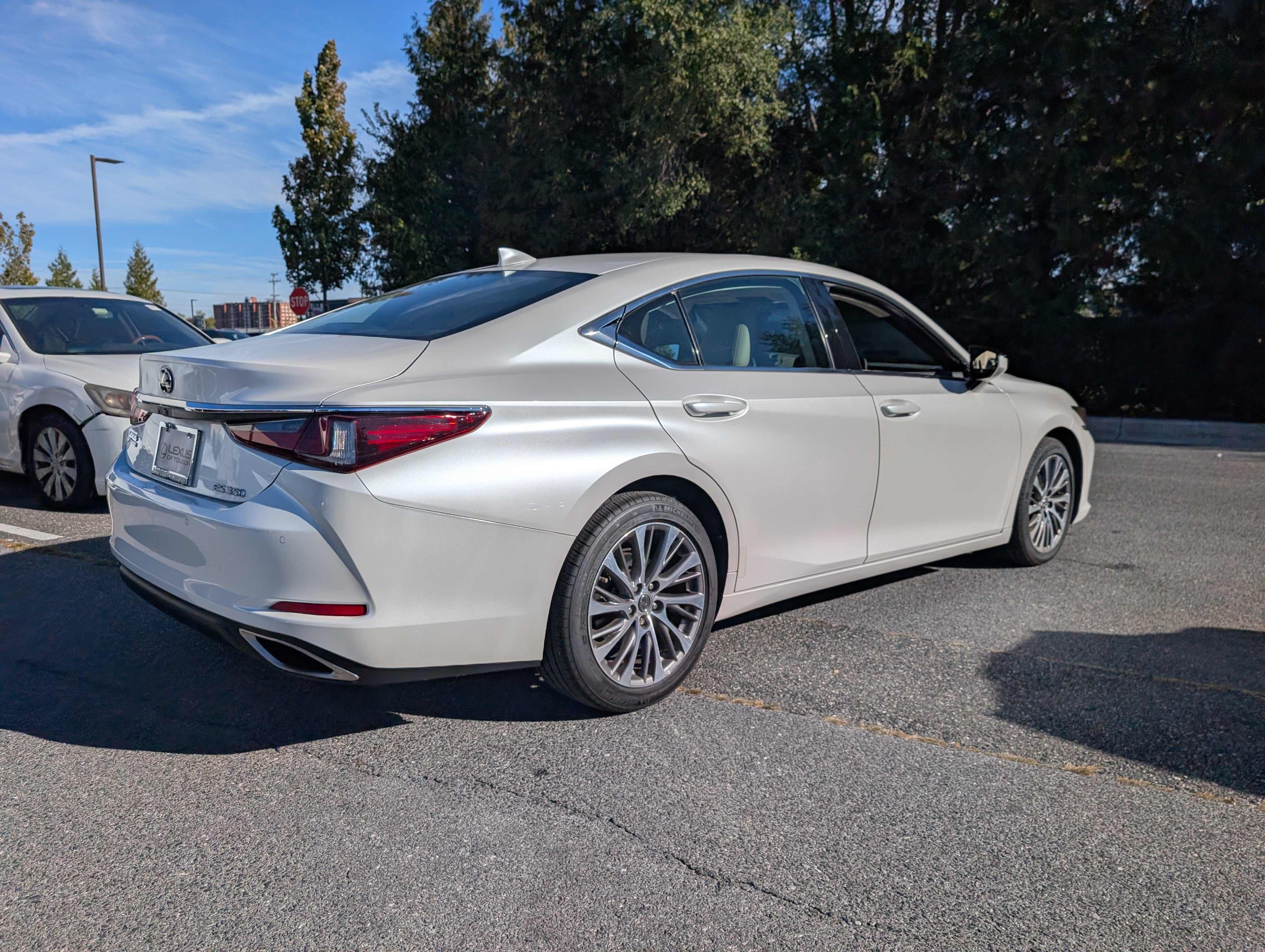 Used 2019 Lexus ES 350 w/ Premium Package FWD image 3